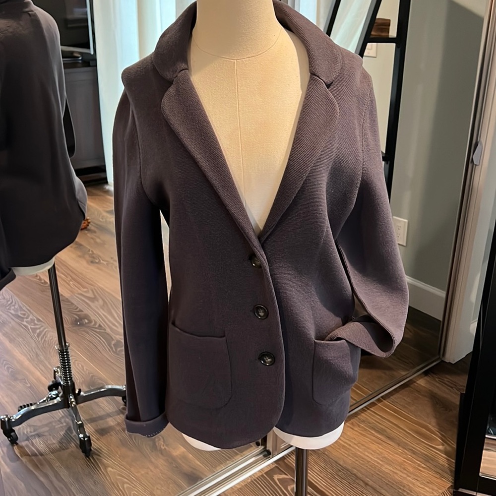 Banana Republic Wool/Cotton fitted woven blazer. Size medium.